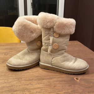 UGG Bailey Button Triplet Boot in Cream | Size 9